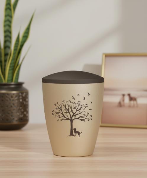 Würdevolle Tierurne für Hunde in Beige mit samtiger Oberfläche und braunem Deckel, verziert mit einem Tampondruck-Motiv von einem Lebensbaum, einem Hund und fliegenden Vögeln – Eine symbolische Gedenkstätte für den letzten Abschied.